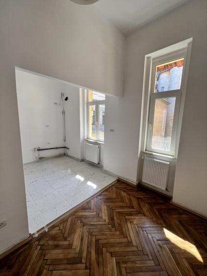 Apartament cu 3 camere semidecomandat în Neptun
