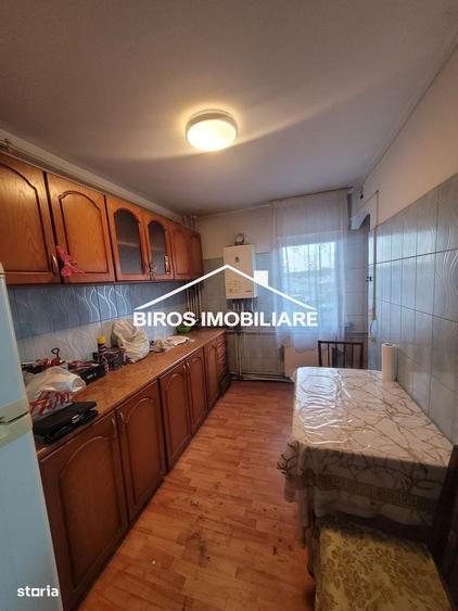 Apartament cu 3 camere decomandat în Rovine