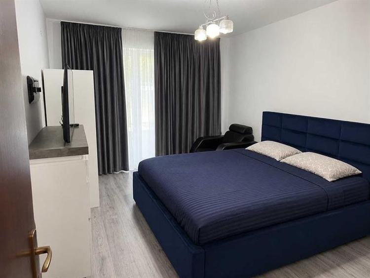 Apartament cu 5 camere decomandat în Titan