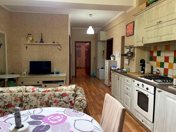 Apartament cu 3 camere semidecomandat, mobilat în Craiovița Nouă