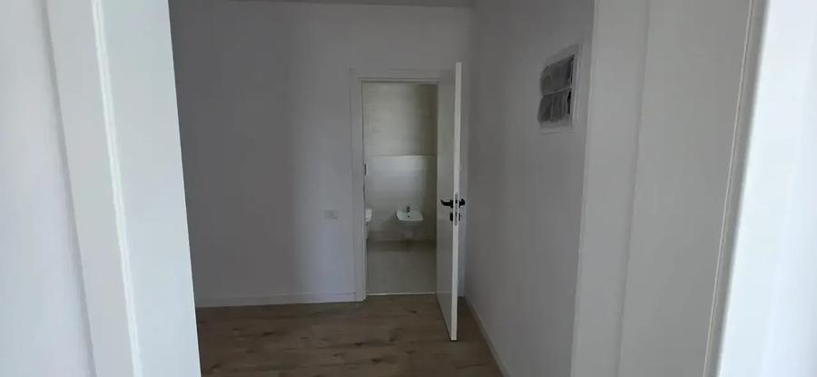 Casă individuală cu 5 camere cu Teren 409 Mp în Vest