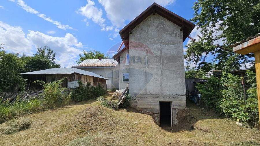 Casă individuală cu 6 camere cu Teren 1700 Mp în Lisaura