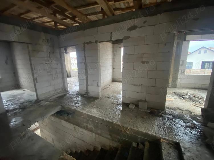 Casă cu 6 camere cu Teren 478 Mp în Lumina