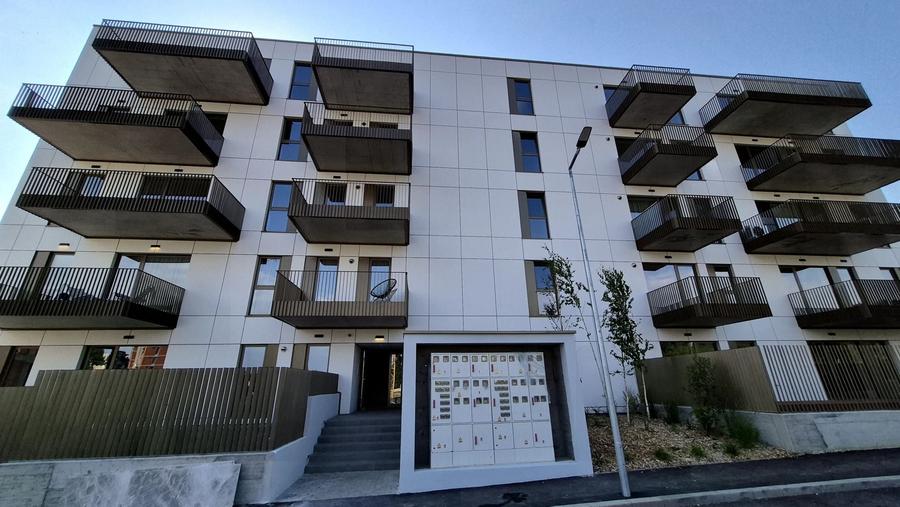 Apartament cu 3 camere decomandat, mobilat în Băneasa