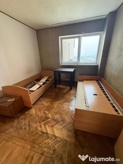 Apartament cu 4 camere semidecomandat în Calea București
