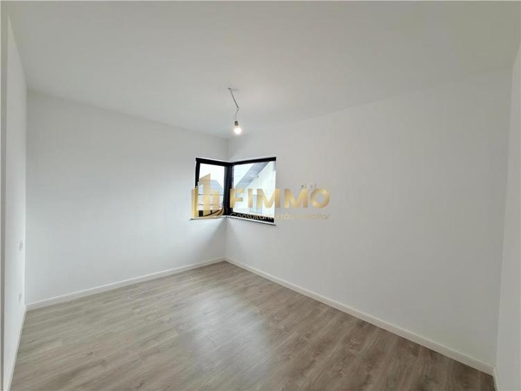 Duplex cu 4 camere cu Canalizare în Exterior Est