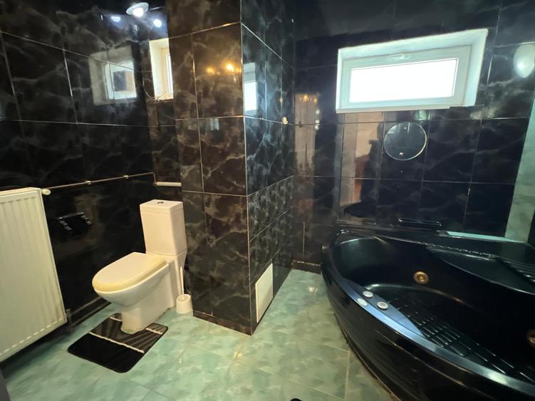 Casă individuală cu 8 camere cu Canalizare în P-ța Muncii