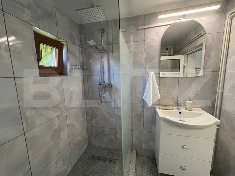 Apartament cu 3 camere semidecomandat, mobilat în Între Lacuri