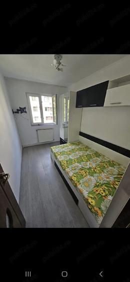 Apartament cu 3 camere semidecomandat în Micro 6