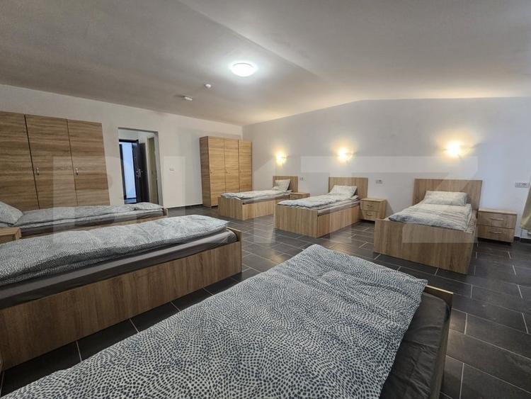 Casă individuală cu 21 camere cu Canalizare în Dumbrăvița