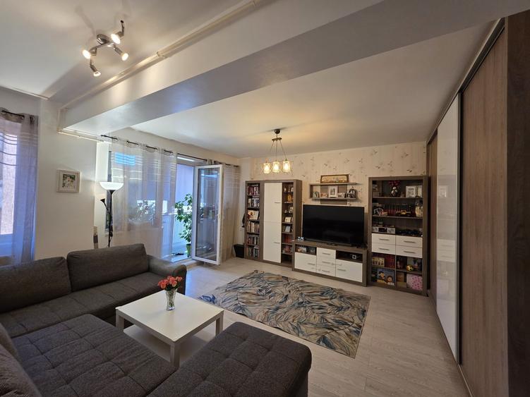 Apartament cu 3 camere decomandat în Roșu