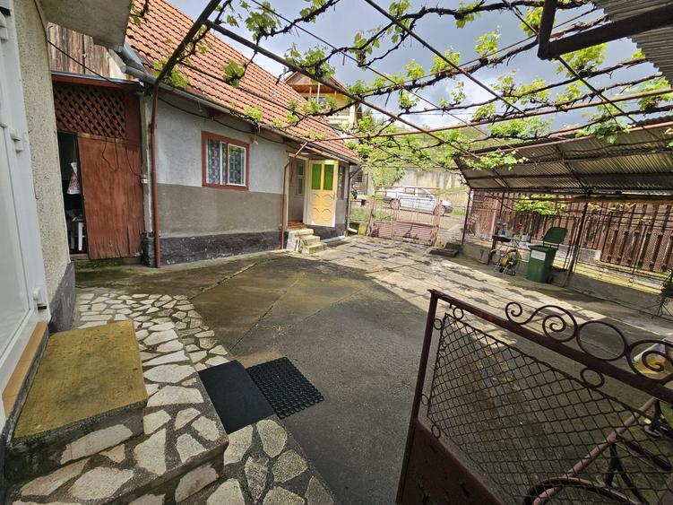 Casă cu 6 camere cu Teren 1800 Mp în Călugareni