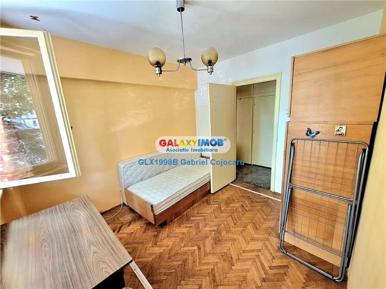 Apartament cu 3 camere semidecomandat în Baba Novac