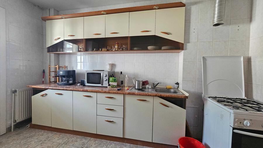 Apartament cu 3 camere decomandat în Platoul Izvor