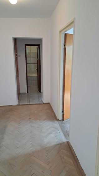 Apartament cu 3 camere semidecomandat în Nord