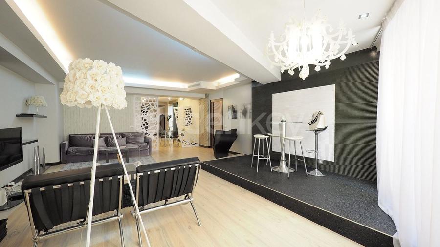 Apartament cu 3 camere semidecomandat în Herăstrău