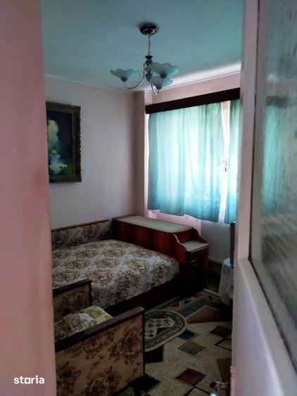 Apartament cu 3 camere decomandat în Școlilor