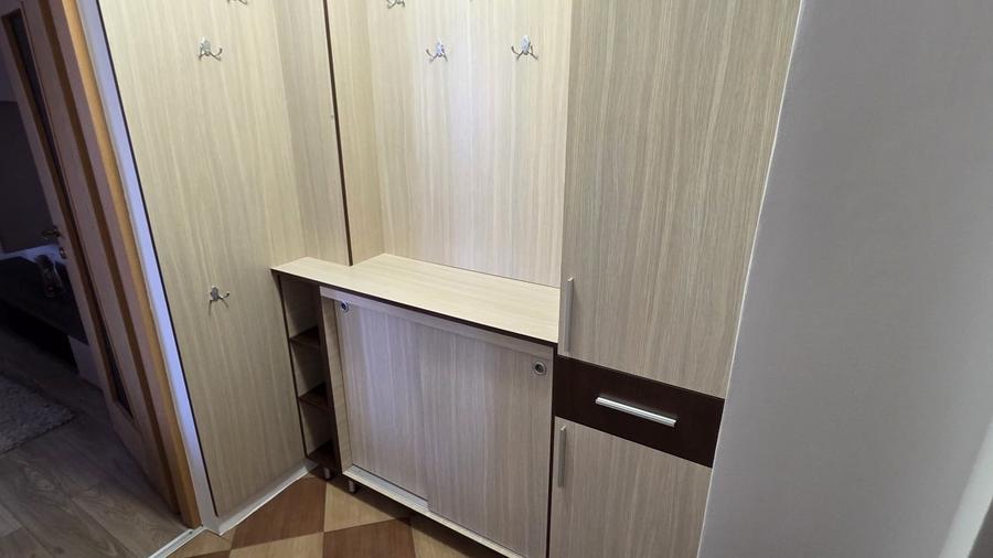 Apartament cu 4 camere semidecomandat, mobilat în Trivale