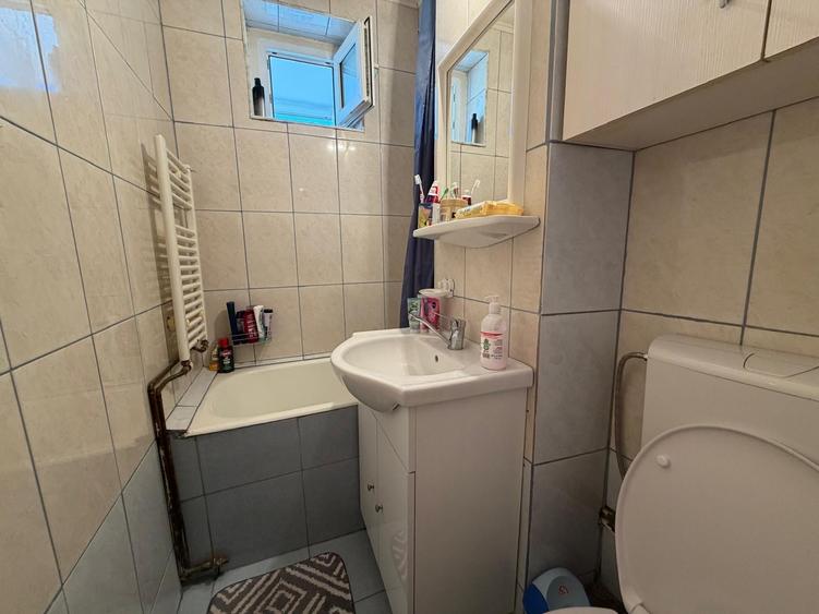 Apartament cu 3 camere semidecomandat în Cedonia