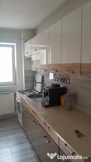 Apartament cu 3 camere semidecomandat în Central