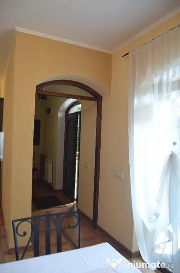 Casă cu 10 camere cu Teren 580 Mp în Poiana Țapului