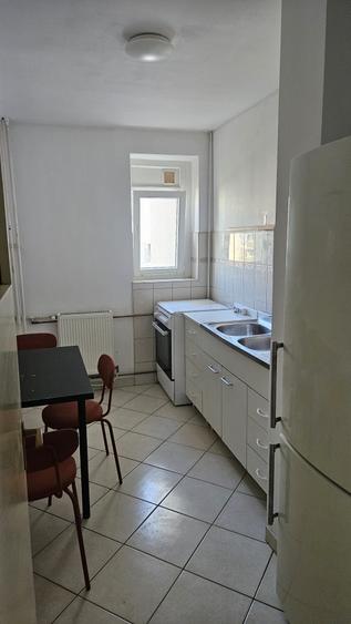 Apartament cu 3 camere semidecomandat în Tineretului