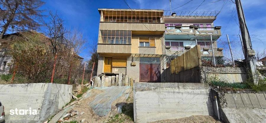 Casă cu 4 camere cu Teren 330 Mp în Iorga