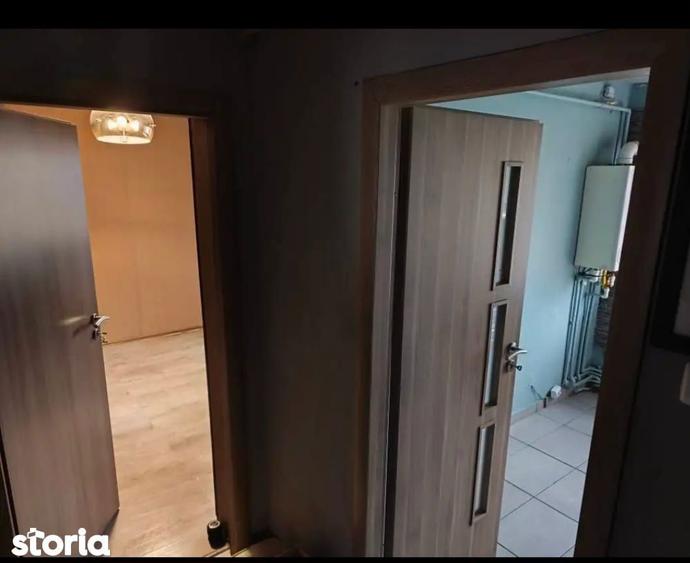 Apartament cu 3 camere semidecomandat în Podu Roș