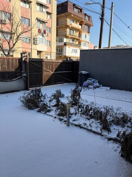 Casă individuală cu 6 camere cu Piscina în Craiovița Nouă