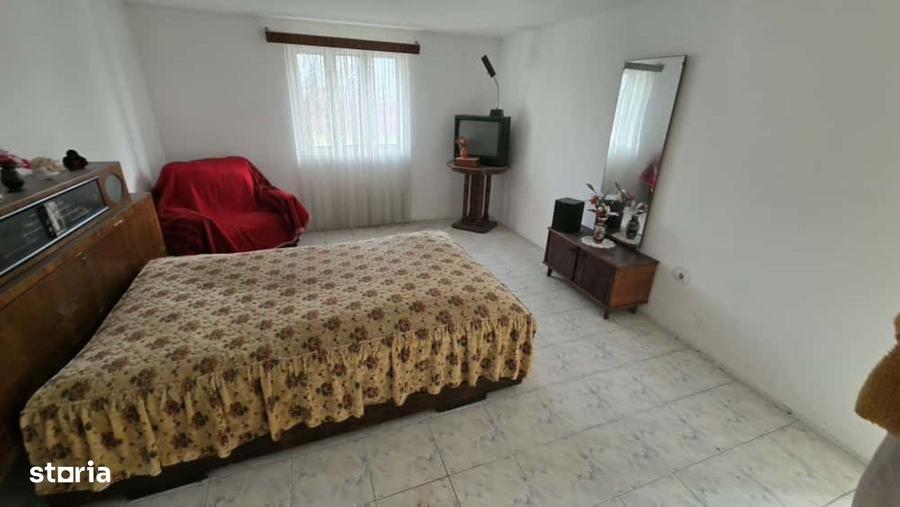 Casă cu 4 camere semidecomandat în Gologanu