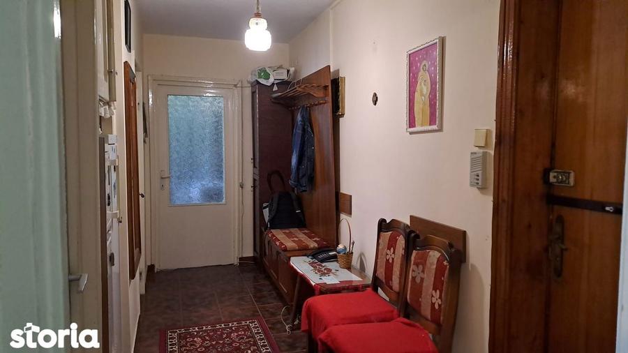 Apartament cu 3 camere semidecomandat în Decebal