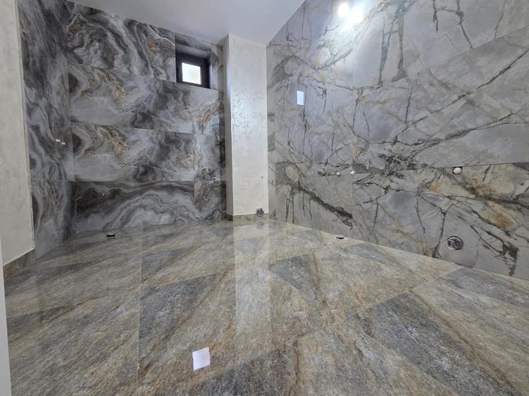 Casă cu 7 camere cu Teren 300 Mp în Exterior Sud