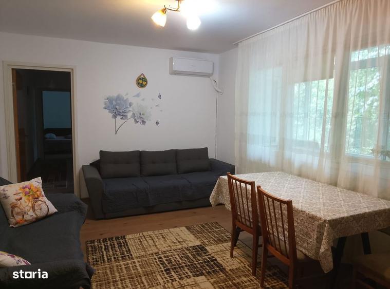 Apartament cu 3 camere semidecomandat în Berceni