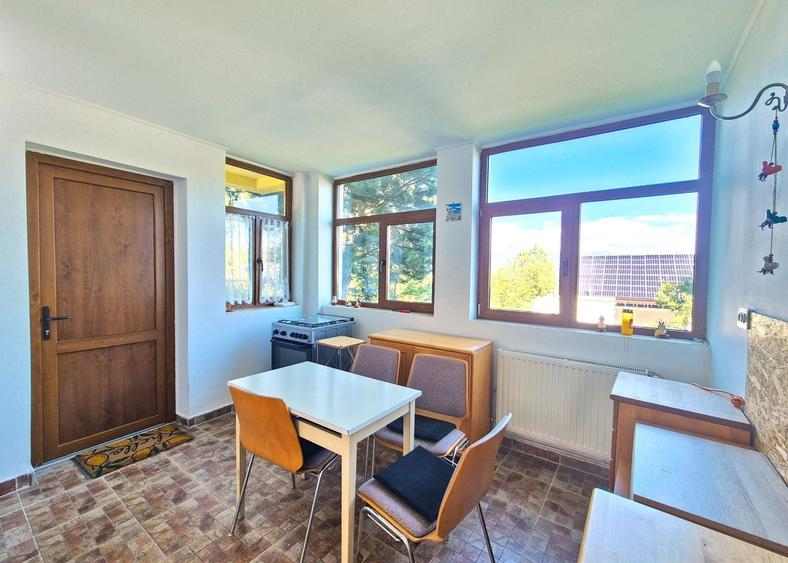 Casă individuală cu 5 camere cu Teren 436 Mp în Central