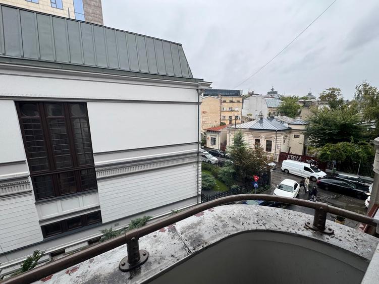 Apartament cu 3 camere decomandat, mobilat în P-ța Amzei