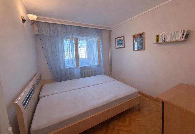 Apartament cu 3 camere decomandat, mobilat în Nicolina