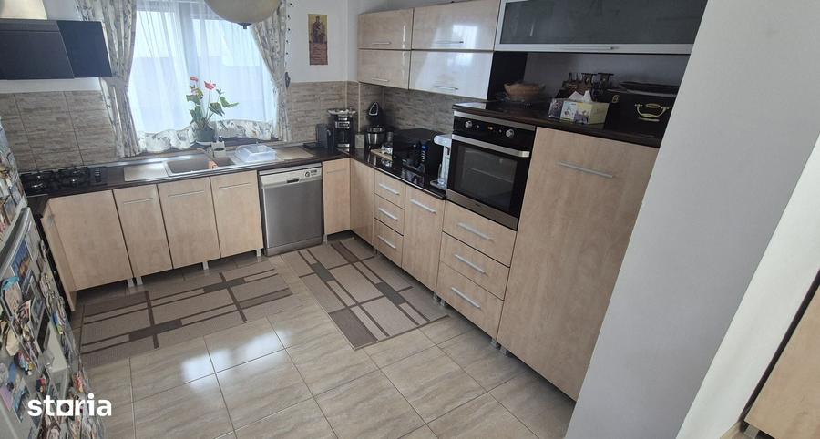 Casă cu 6 camere cu Teren 2106 Mp în Piatra
