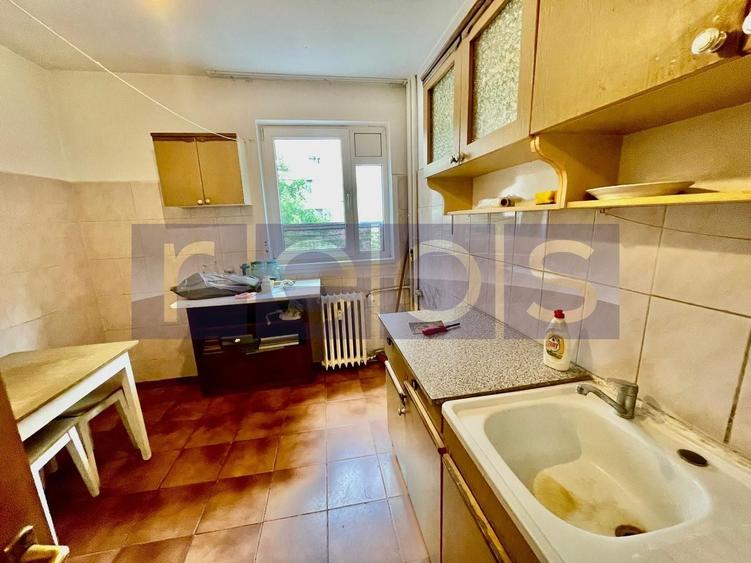 Apartament cu 3 camere semidecomandat, mobilat în P-ța Muncii