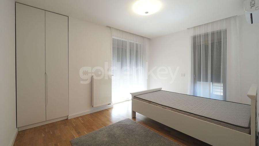Apartament cu 4 camere decomandat în Băneasa