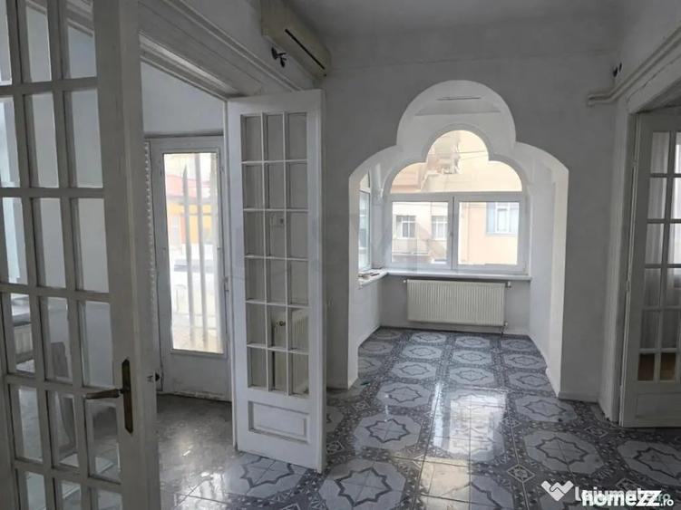 Casă cu 11 camere cu Teren 341 Mp în Dudești