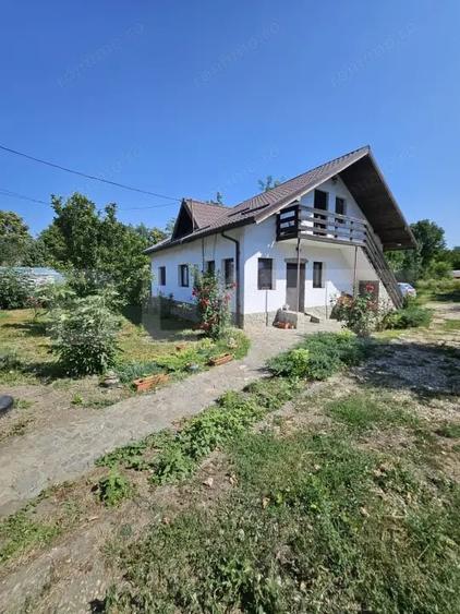 Casă cu 4 camere cu Teren 4435 Mp în Central