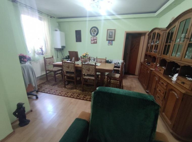 Casă cu 6 camere cu Teren 220 Mp în Griviței
