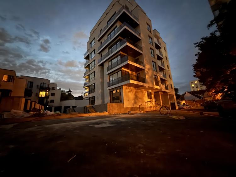 Apartament cu 3 camere semidecomandat în Moșilor