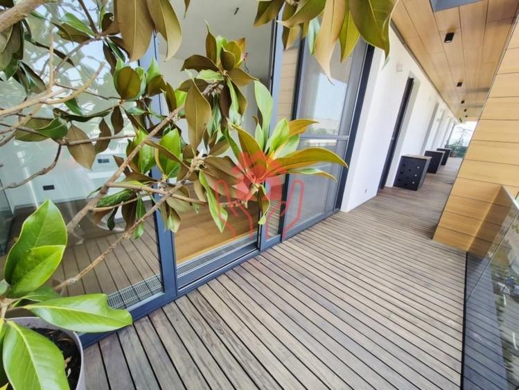 Apartament cu 5 camere semidecomandat în Băneasa