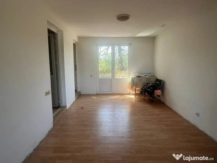 Casă cu 5 camere cu Teren 1200 Mp în Gostinu