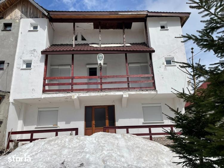 Casă cu 10 camere cu Teren 360 Mp în Baia de Fier
