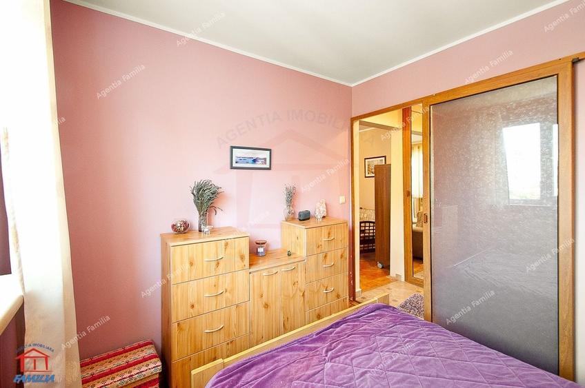 Apartament cu 4 camere semidecomandat, mobilat în Micro 20