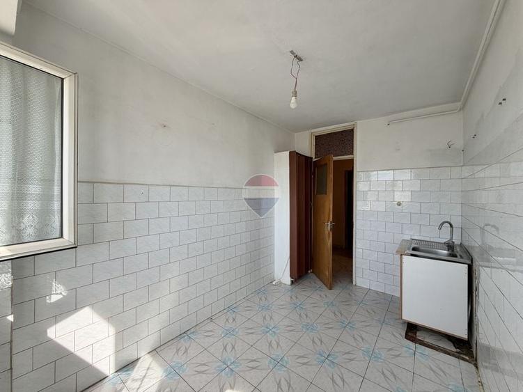 Apartament cu 3 camere semidecomandat în Iancului