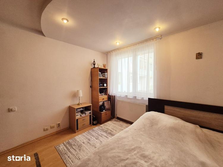 Apartament cu 4 camere semidecomandat în Precista
