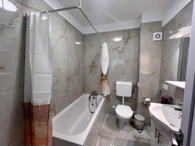 Apartament cu 3 camere semidecomandat în Central